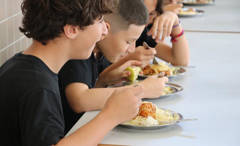 Programa que oferta três refeições nas escolas estaduais vai para o terceiro ano