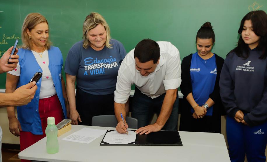 Curitiba, 05 de fevereiro de 2024 - O governador Carlos Massa Ratinho Jr., visita o Colégio Estadual Anibal Khury Neto, na abertura do ano letivo, e assina liberação de recursos para a Rede Estadual de Ensino.