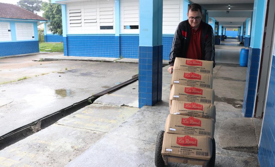 Com novos produtos, Governo conclui entrega da 1ª remessa de alimentos da merenda.
