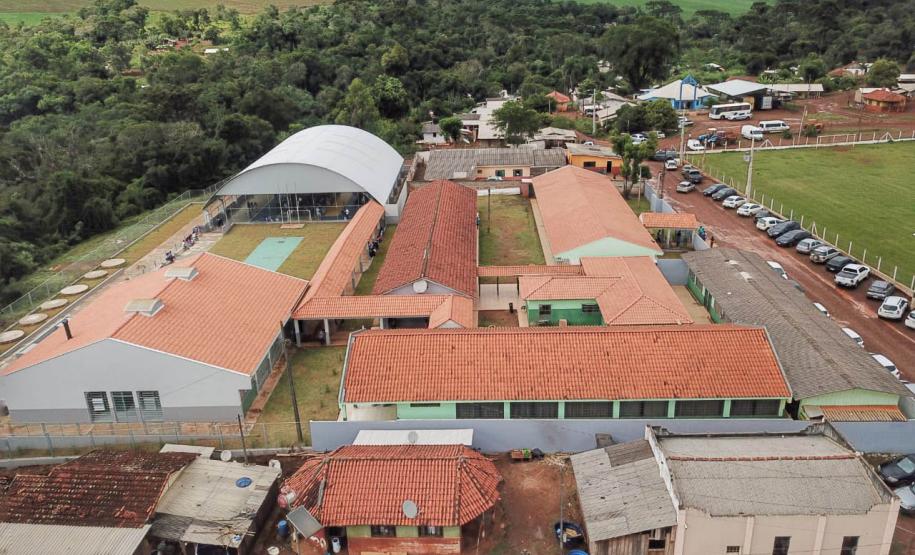 O Colégio Estadual Indígena Cacique Gregório Kaekchot, de Manoel Ribas, no Centro do Estado, ganhou uma quadra coberta e novas estruturas para atender os 750 alunos da Terra Indígena Ivaí, onde fica a escola. O governador Carlos Massa Ratinho Junior inaugurou a obra de ampliação, que recebeu investimento de R$ 2,36 milhões do Governo do Estado, por meio do Instituto Paranaense de Desenvolvimento Educacional (Fundepar)