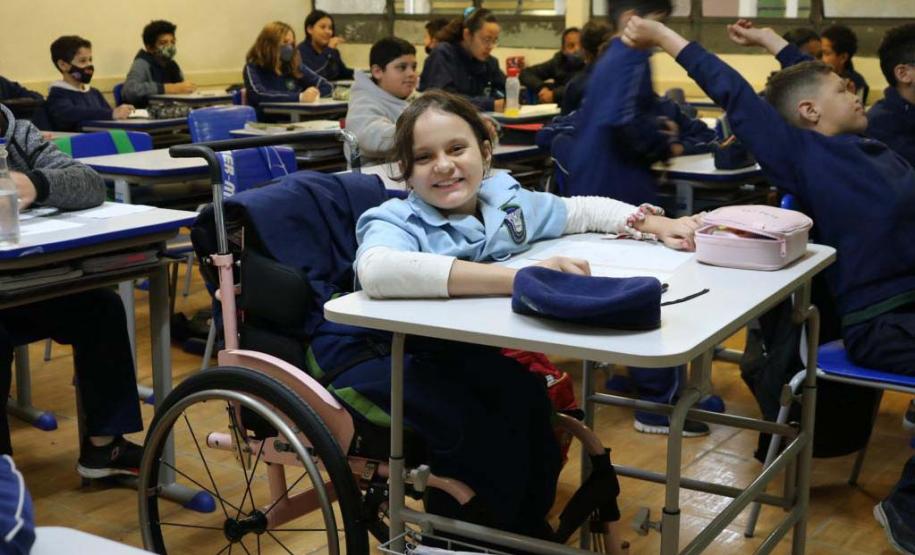 Estado investe R$ 1,3 bilhão em obras nas escolas - Novas carteiras