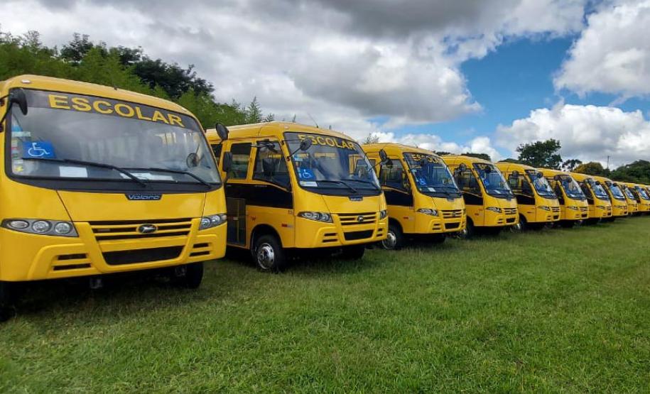 Estado investe R$ 1,3 bilhão em obras nas escolas - Novos ônibus escolares
