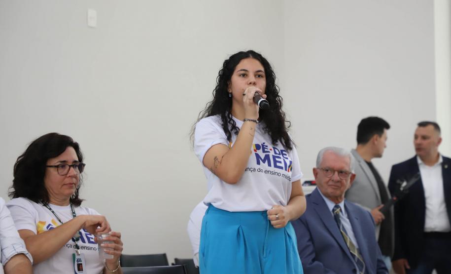 O Paraná formalizou a adesão ao programa Pé-de-Meia, do Ministério da Educação, que prevê o pagamento de uma poupança aos estudantes que cursam o ensino médio. A cerimônia de adesão aconteceu nesta quarta-feira (20), no Palácio Iguaçu, em Curitiba, com a presença do governador Carlos Massa Ratinho Junior e o ministro da Educação, Camilo Santana.