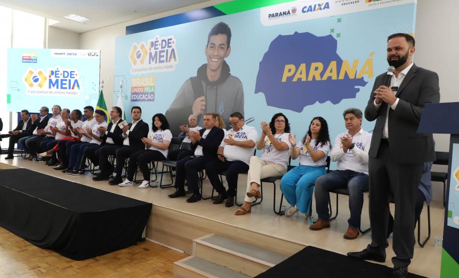 O Paraná formalizou a adesão ao programa Pé-de-Meia, do Ministério da Educação, que prevê o pagamento de uma poupança aos estudantes que cursam o ensino médio. A cerimônia de adesão aconteceu nesta quarta-feira (20), no Palácio Iguaçu, em Curitiba, com a presença do governador Carlos Massa Ratinho Junior e o ministro da Educação, Camilo Santana.