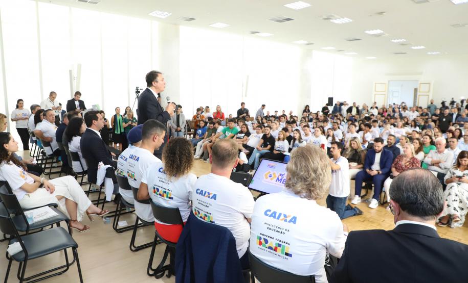 O Paraná formalizou a adesão ao programa Pé-de-Meia, do Ministério da Educação, que prevê o pagamento de uma poupança aos estudantes que cursam o ensino médio. A cerimônia de adesão aconteceu nesta quarta-feira (20), no Palácio Iguaçu, em Curitiba, com a presença do governador Carlos Massa Ratinho Junior e o ministro da Educação, Camilo Santana.