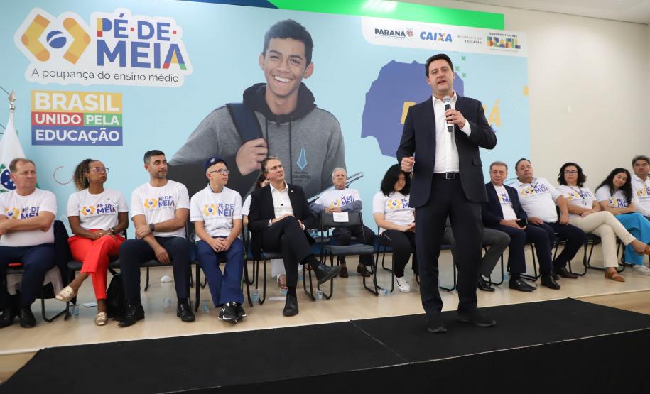 O Paraná formalizou a adesão ao programa Pé-de-Meia, do Ministério da Educação, que prevê o pagamento de uma poupança aos estudantes que cursam o ensino médio. A cerimônia de adesão aconteceu nesta quarta-feira (20), no Palácio Iguaçu, em Curitiba, com a presença do governador Carlos Massa Ratinho Junior e o ministro da Educação, Camilo Santana.