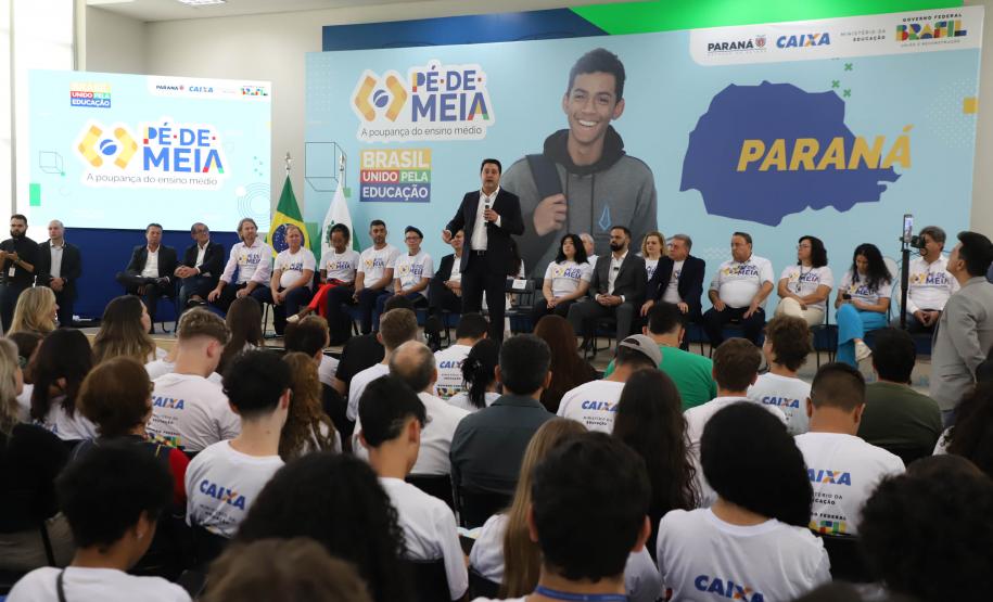 O Paraná formalizou a adesão ao programa Pé-de-Meia, do Ministério da Educação, que prevê o pagamento de uma poupança aos estudantes que cursam o ensino médio. A cerimônia de adesão aconteceu nesta quarta-feira (20), no Palácio Iguaçu, em Curitiba, com a presença do governador Carlos Massa Ratinho Junior e o ministro da Educação, Camilo Santana.