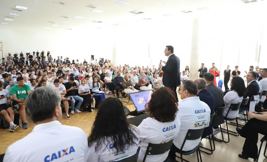 O Paraná formalizou a adesão ao programa Pé-de-Meia, do Ministério da Educação, que prevê o pagamento de uma poupança aos estudantes que cursam o ensino médio. A cerimônia de adesão aconteceu nesta quarta-feira (20), no Palácio Iguaçu, em Curitiba, com a presença do governador Carlos Massa Ratinho Junior e o ministro da Educação, Camilo Santana.
