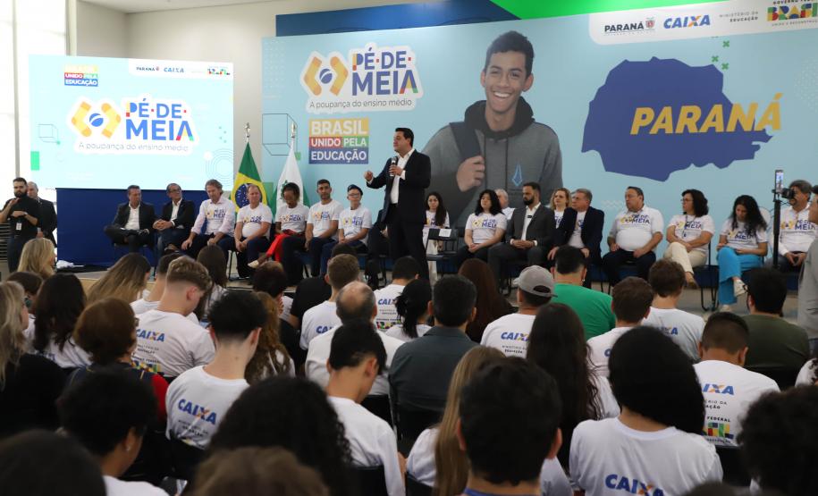O Paraná formalizou a adesão ao programa Pé-de-Meia, do Ministério da Educação, que prevê o pagamento de uma poupança aos estudantes que cursam o ensino médio. A cerimônia de adesão aconteceu nesta quarta-feira (20), no Palácio Iguaçu, em Curitiba, com a presença do governador Carlos Massa Ratinho Junior e o ministro da Educação, Camilo Santana.