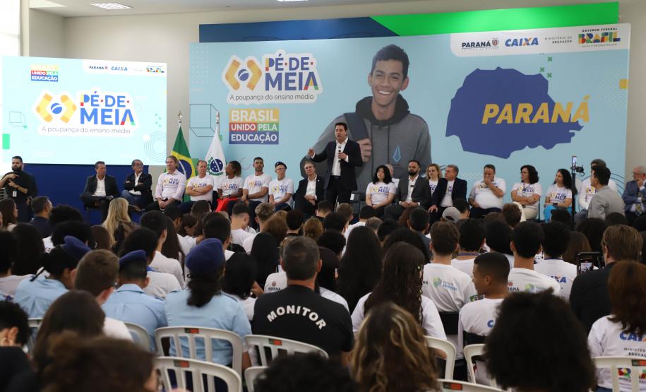 O Paraná formalizou a adesão ao programa Pé-de-Meia, do Ministério da Educação, que prevê o pagamento de uma poupança aos estudantes que cursam o ensino médio. A cerimônia de adesão aconteceu nesta quarta-feira (20), no Palácio Iguaçu, em Curitiba, com a presença do governador Carlos Massa Ratinho Junior e o ministro da Educação, Camilo Santana.