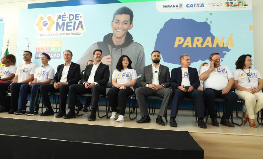 O Paraná formalizou a adesão ao programa Pé-de-Meia, do Ministério da Educação, que prevê o pagamento de uma poupança aos estudantes que cursam o ensino médio. A cerimônia de adesão aconteceu nesta quarta-feira (20), no Palácio Iguaçu, em Curitiba, com a presença do governador Carlos Massa Ratinho Junior e o ministro da Educação, Camilo Santana.