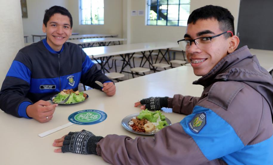 Governo entrega terceira remessa de alimentos para escolas estaduais