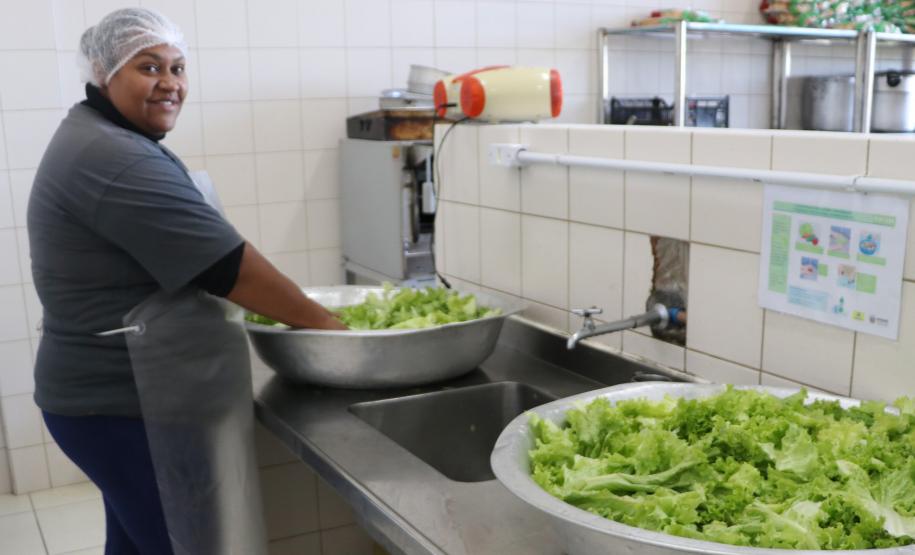 Governo entrega terceira remessa de alimentos para escolas estaduais