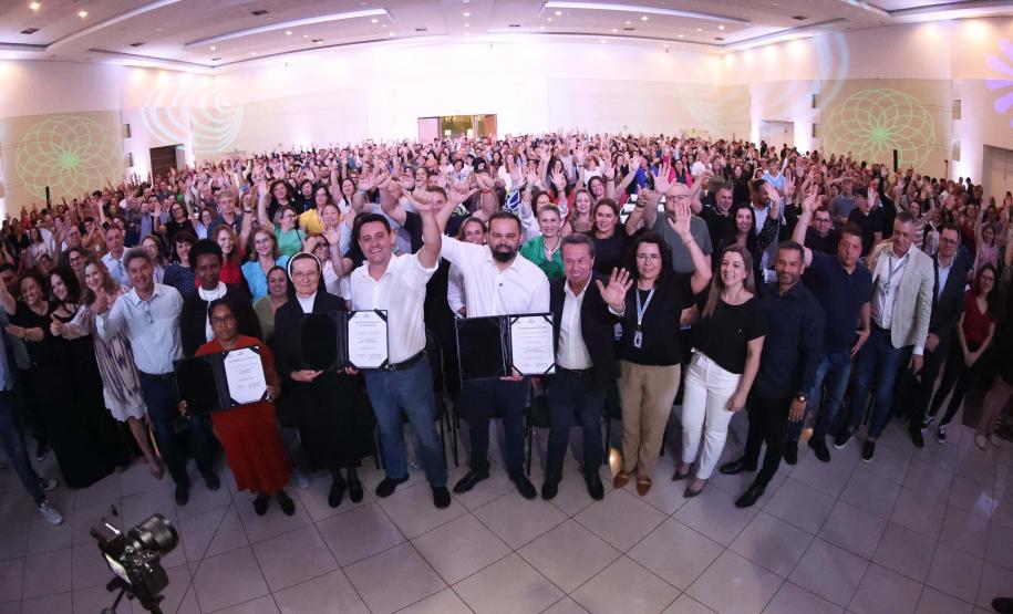 O governador Carlos Massa Ratinho Junior assinou nesta quinta-feira (22) a liberação de R$ 220 milhões para melhorar a estrutura das escolas da rede estadual do Paraná.