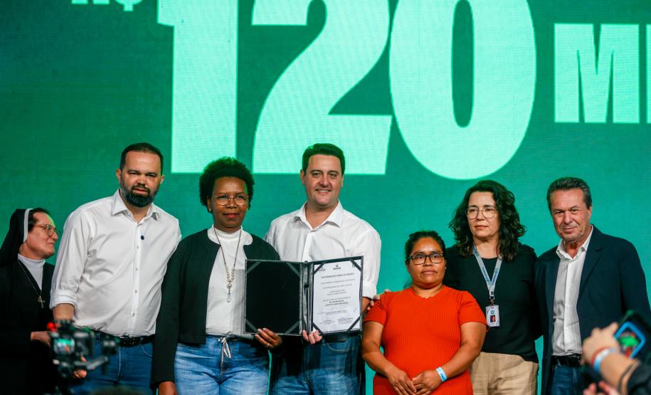 O governador Carlos Massa Ratinho Junior assinou nesta quinta-feira (22) a liberação de R$ 220 milhões para melhorar a estrutura das escolas da rede estadual do Paraná.