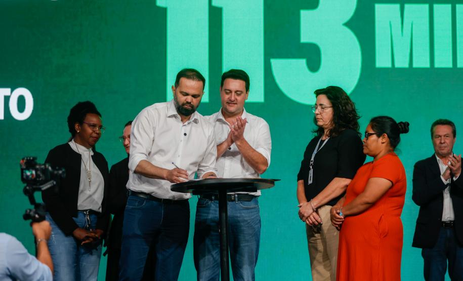 O governador Carlos Massa Ratinho Junior assinou nesta quinta-feira (22) a liberação de R$ 220 milhões para melhorar a estrutura das escolas da rede estadual do Paraná.