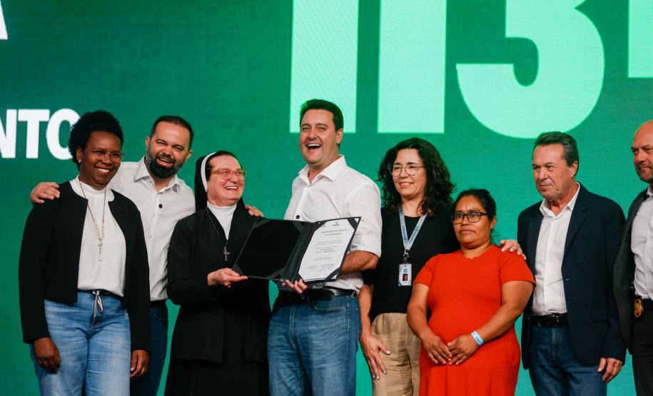 O governador Carlos Massa Ratinho Junior assinou nesta quinta-feira (22) a liberação de R$ 220 milhões para melhorar a estrutura das escolas da rede estadual do Paraná.