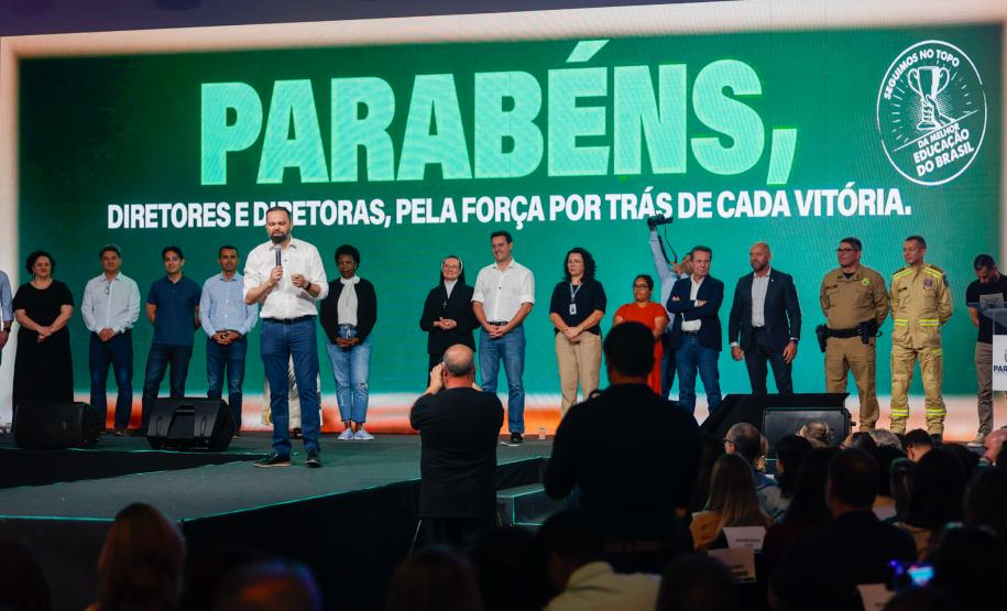 O governador Carlos Massa Ratinho Junior assinou nesta quinta-feira (22) a liberação de R$ 220 milhões para melhorar a estrutura das escolas da rede estadual do Paraná.