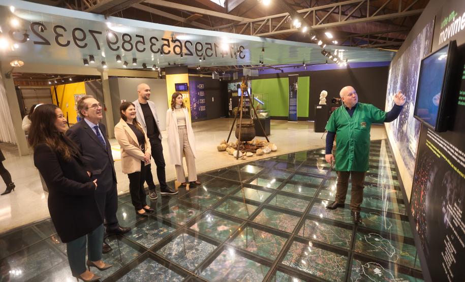A primeira-dama Luciana Saito Massa visita o Parque da Ciência.