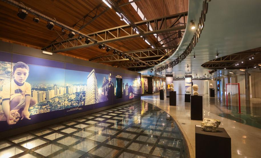 A primeira-dama Luciana Saito Massa visita o Parque da Ciência.