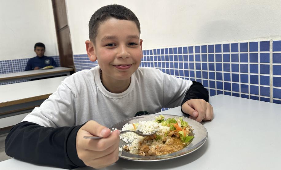 Governo entrega quarta remessa de alimentos para as 2 mil escolas estaduais