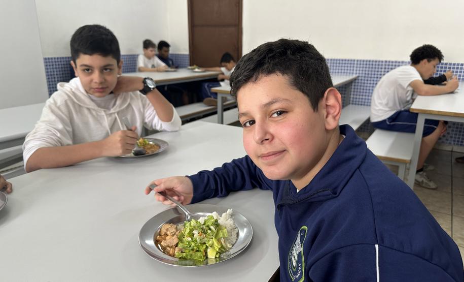Governo entrega quarta remessa de alimentos para as 2 mil escolas estaduais