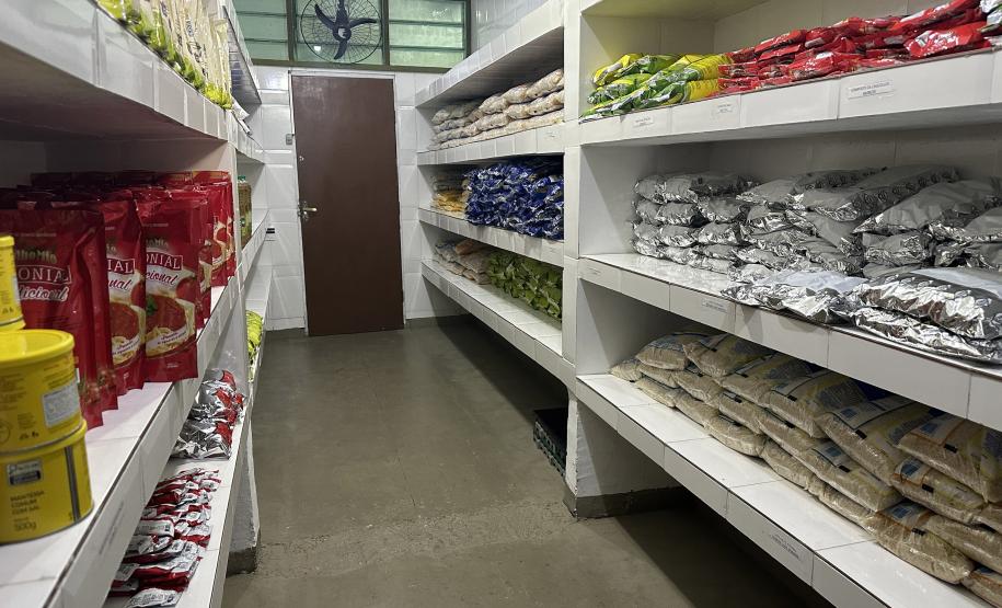 Governo entrega quarta remessa de alimentos para as 2 mil escolas estaduais