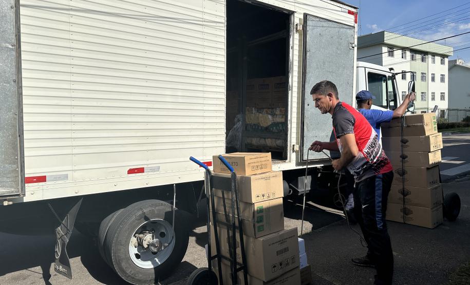 Governo entrega quarta remessa de alimentos para as 2 mil escolas estaduais