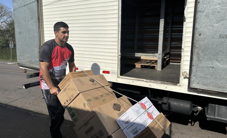 Governo entrega quarta remessa de alimentos para as 2 mil escolas estaduais