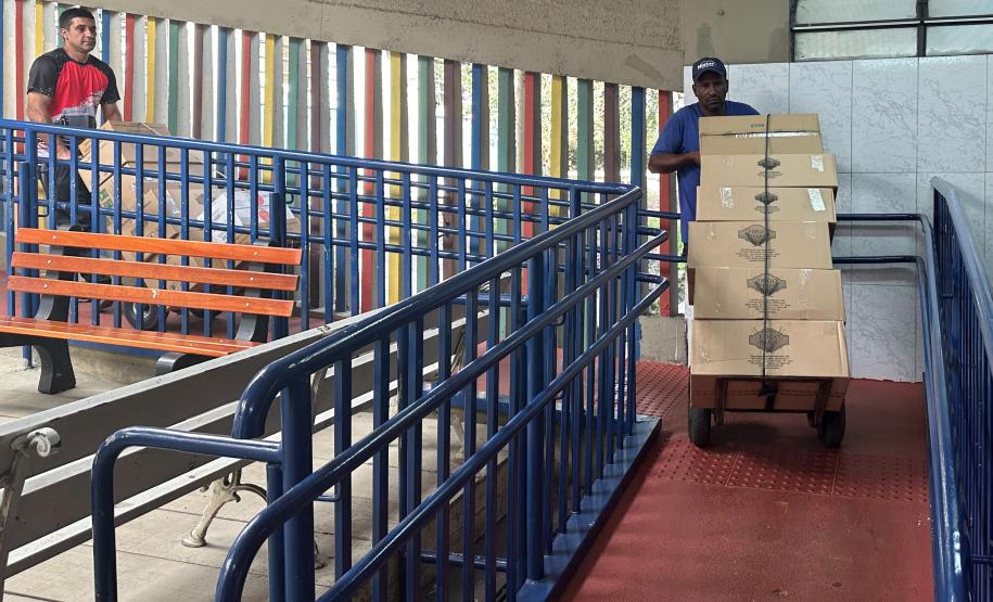 Governo entrega quarta remessa de alimentos para as 2 mil escolas estaduais