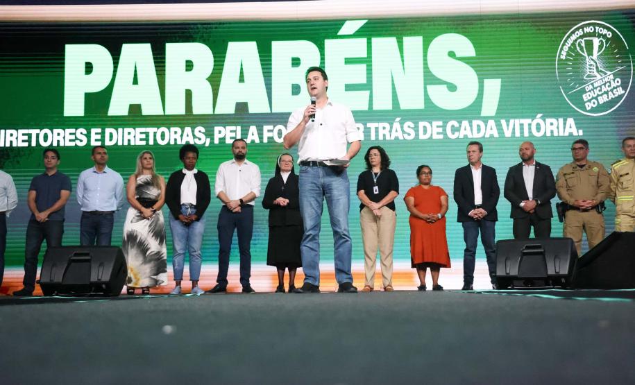 O governador Carlos Massa Ratinho Junior assinou nesta quinta-feira (22) a liberação de R$ 220 milhões para melhorar a estrutura das escolas da rede estadual do Paraná.