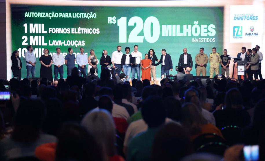 O governador Carlos Massa Ratinho Junior assinou nesta quinta-feira (22) a liberação de R$ 220 milhões para melhorar a estrutura das escolas da rede estadual do Paraná.