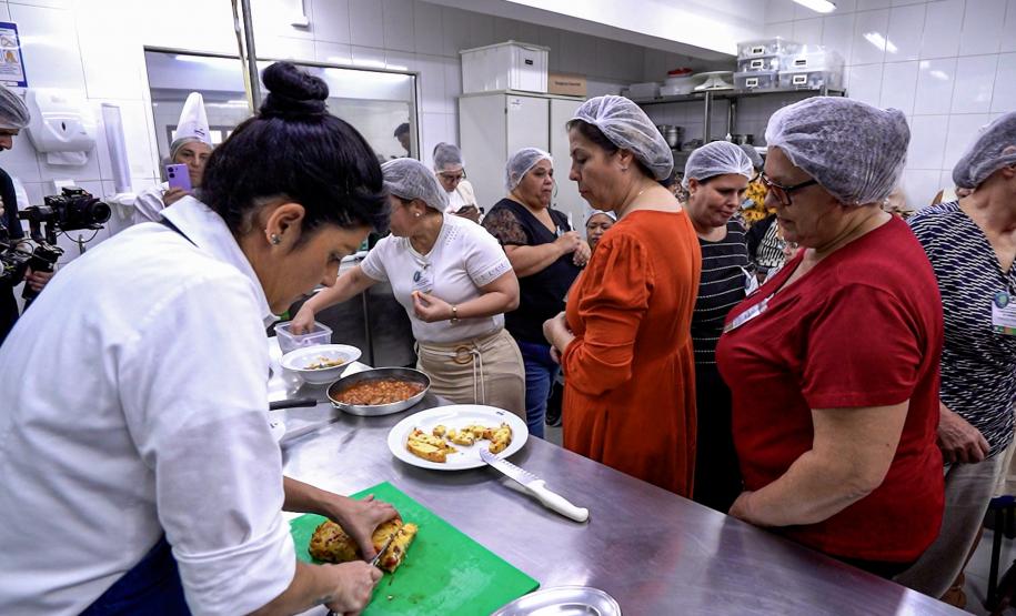 Preparação da merenda no Concurso Melhor Merenda Escolar do Paraná