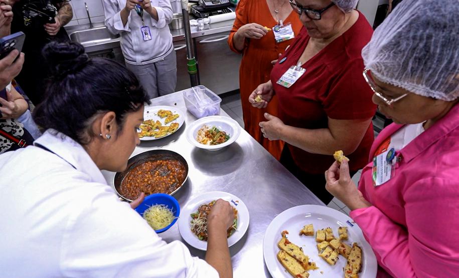 Preparação da merenda no Concurso Melhor Merenda Escolar do Paraná