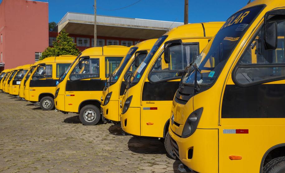 Os 113 ônibus entregues nesta segunda-feira custaram R$ 46,4 milhões e são de dois modelos.