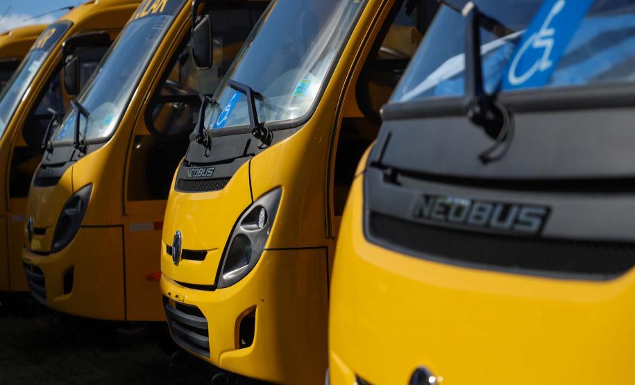 Os 113 ônibus entregues nesta segunda-feira custaram R$ 46,4 milhões e são de dois modelos.