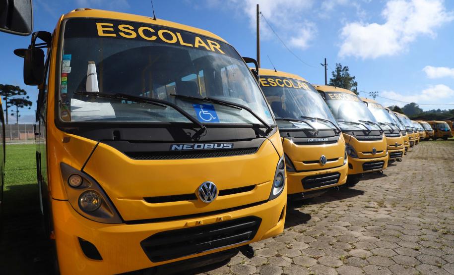 Os 113 ônibus entregues nesta segunda-feira custaram R$ 46,4 milhões e são de dois modelos.