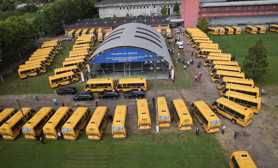 Os 113 ônibus entregues nesta segunda-feira custaram R$ 46,4 milhões e são de dois modelos.