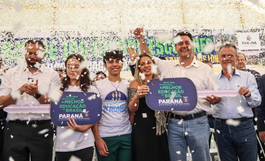 Os 113 ônibus entregues nesta segunda-feira custaram R$ 46,4 milhões e são de dois modelos.