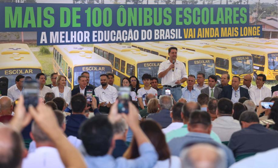 Os 113 ônibus entregues nesta segunda-feira custaram R$ 46,4 milhões e são de dois modelos.