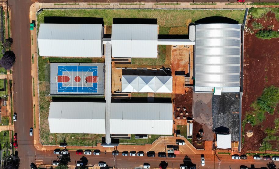 O governador Carlos Massa Ratinho Junior inaugurou oficialmente nesta terça-feira (11) O Colégio Estadual Andreia Neres dos Santos, em Cascavel, no Oeste do Estado, que recebeu um investimento de R$ 13,5 milhões do Governo do Estado.