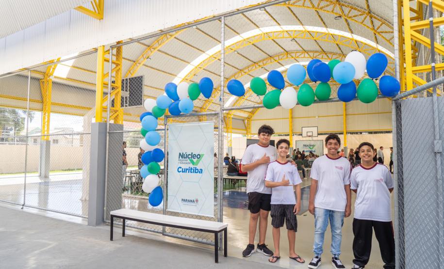 Aporte de R$ 570 mil: Estado entrega nova quadra esportiva em colégio de Curitiba