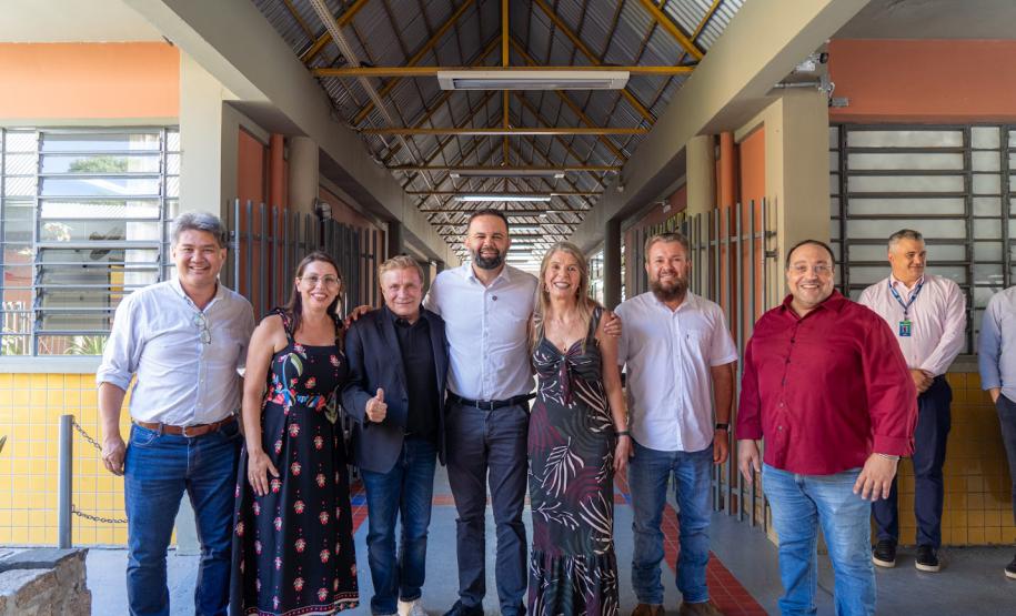 Aporte de R$ 570 mil: Estado entrega nova quadra esportiva em colégio de Curitiba