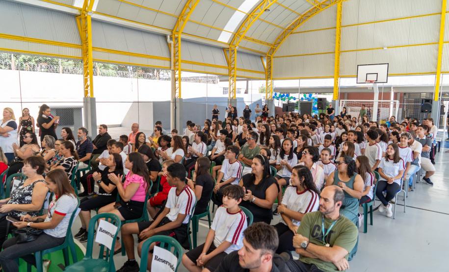 Aporte de R$ 570 mil: Estado entrega nova quadra esportiva em colégio de Curitiba