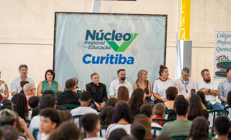 Aporte de R$ 570 mil: Estado entrega nova quadra esportiva em colégio de Curitiba