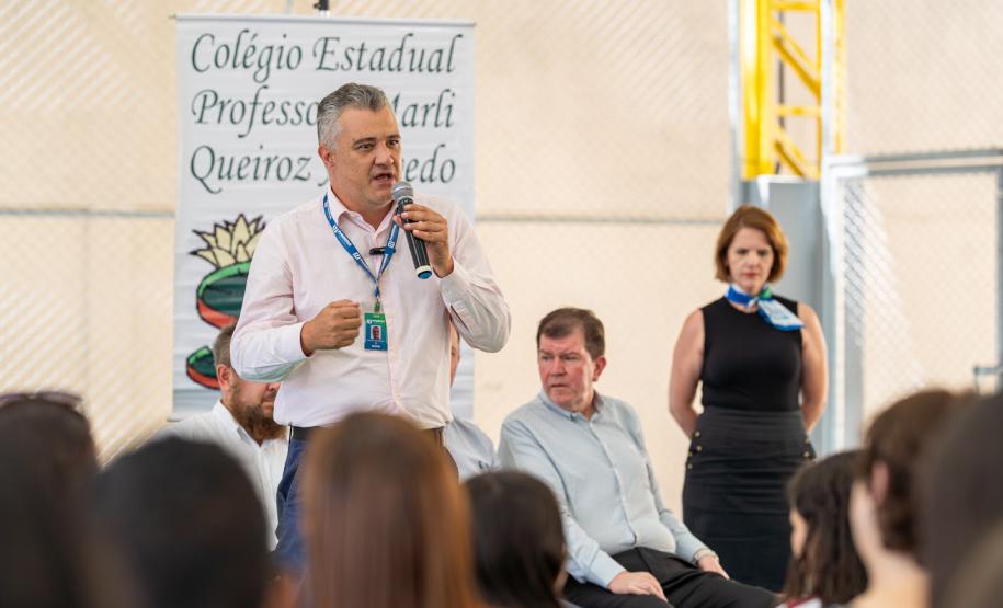 Aporte de R$ 570 mil: Estado entrega nova quadra esportiva em colégio de Curitiba