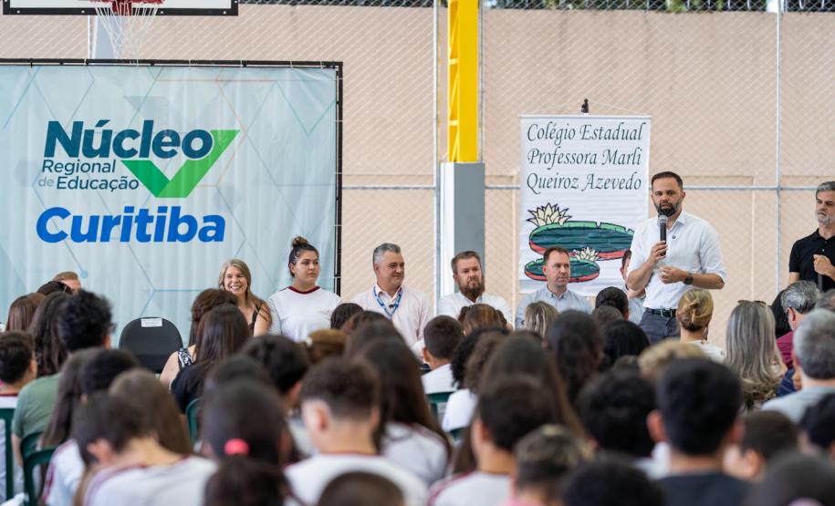 Aporte de R$ 570 mil: Estado entrega nova quadra esportiva em colégio de Curitiba