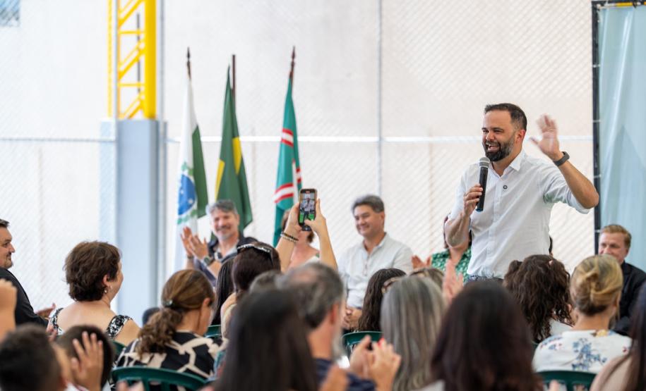 Aporte de R$ 570 mil: Estado entrega nova quadra esportiva em colégio de Curitiba