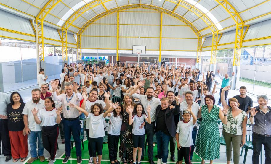 Aporte de R$ 570 mil: Estado entrega nova quadra esportiva em colégio de Curitiba