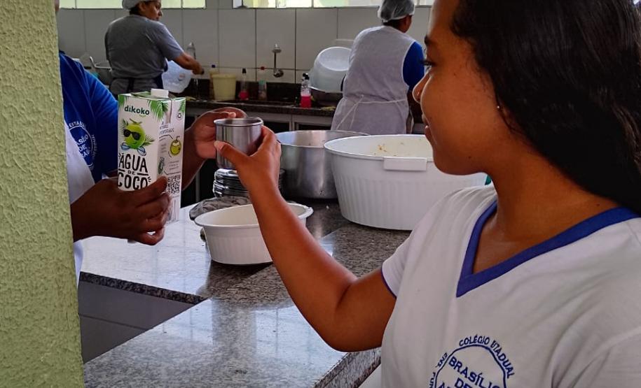 Governo do Paraná inclui água de coco no cardápio da alimentação escolar